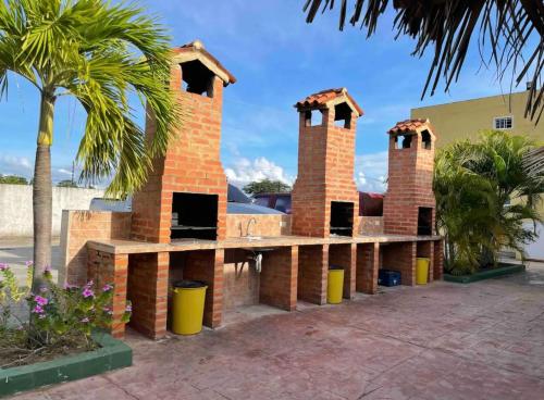 un edificio de ladrillo con dos chimeneas. en Apartamento Playa Ciudad Flamingo Tucacas Chichiriviche en Tucacas
