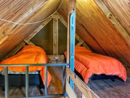2 letti a castello in una camera mansardata in legno di Fiordo B&B and Beer-Spa a Potrerillos