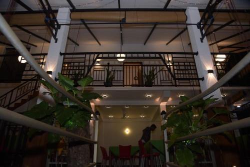 un edificio con balcone arredato con sedie e piante di lotuscool hotel a Kurunegala