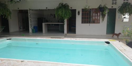 una gran piscina azul en un patio en Casa Quinta Villa Rosita, en Carmen de Apicalá