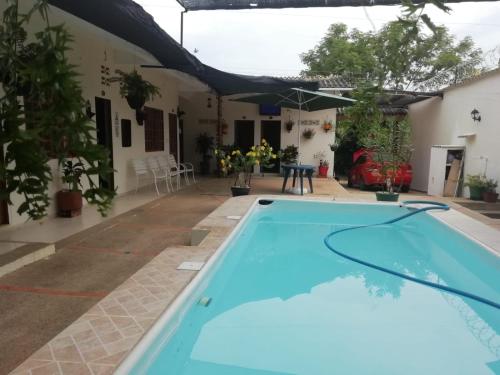 una piscina en el patio trasero de una casa en Casa Quinta Villa Rosita, en Carmen de Apicalá