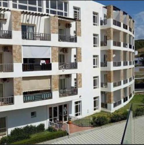 un edificio de apartamentos con balcones en un lateral en Mirador Golf Cabo Negro, en Cabo Negro