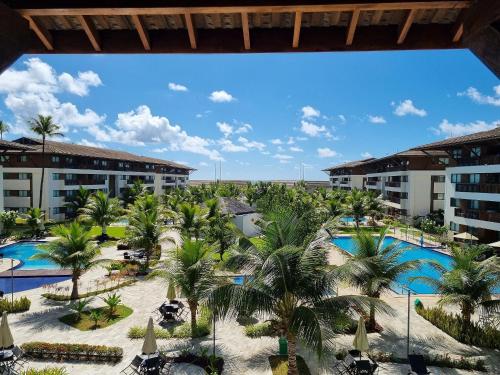 een luchtzicht op een resort met palmbomen bij Cupe Beach Living Porto de Galinhas por Brevelar in Porto De Galinhas