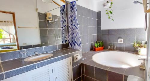 bagno con lavandino, vasca e specchio di Terraza Salvatore, Casa en Las Pocitas de Máncora a Máncora