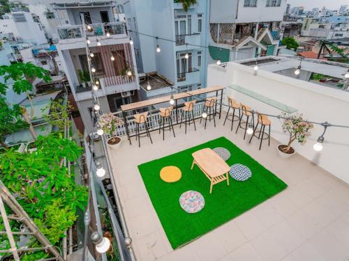 Vaade basseinile majutusasutuses ALOHA SAIGON HOSTEL by Local Travel Experts - Newly opened, Less-touristy location, Spacious rooms, Glass shower bathroom, Free breakfast, Quiet alley and Cultural exploration või selle lähedal