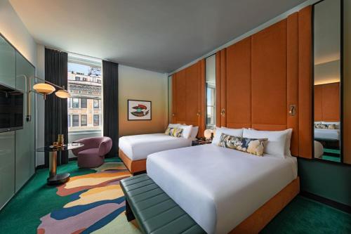 ニューヨークにあるW ニューヨーク - ユニオン スクエアの大きなベッドとソファが備わるホテルルームです。
