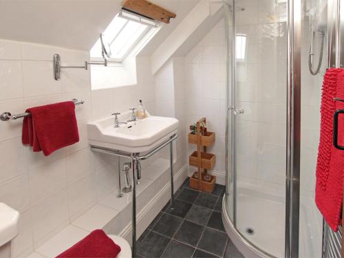 y baño con lavabo y ducha. en 3 Bed in Whitley Bay CN011, en Backworth