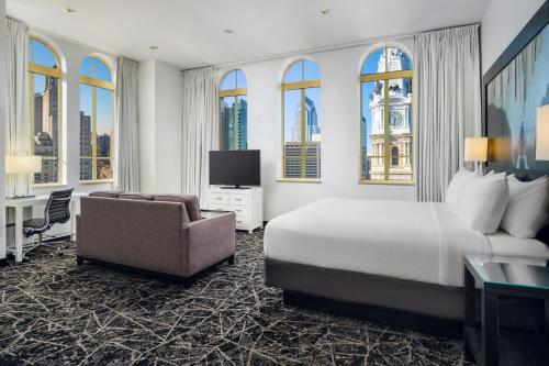 Pokój hotelowy z łóżkiem, biurkiem i krzesłem w obiekcie Residence Inn by Marriott Philadelphia Center City w Filadelfii