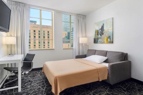 1 dormitorio con cama, sofá y escritorio en Residence Inn by Marriott Philadelphia Center City en Filadelfia