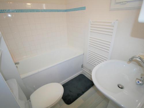 uma casa de banho com um lavatório, um WC e uma banheira em Maison La Tranche-sur-Mer, 2 pièces, 4 personnes - FR-1-22-327 em La Tranche-sur-Mer