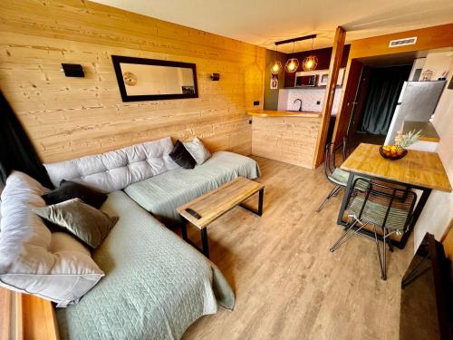 un salon avec un canapé et une table dans l'établissement Studio rénové avec balcon et Wifi au pied des pistes - FR-1-346-555, à Arc 1800
