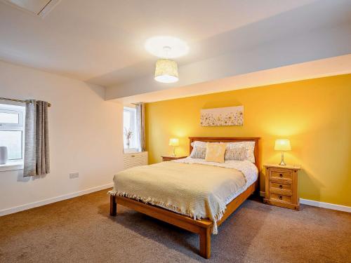 Postel nebo postele na pokoji v ubytování 2 Bed in Falkirk 90602
