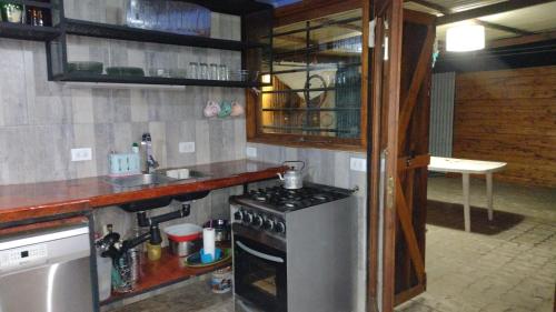 a kitchen with a stove and a counter top at PIEDRAS PRECIOSAS in Villa Gesell