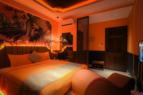 una camera da letto con un letto e una TV di Chiic House 4 - Khách sạn tình yêu a Quy Nhon