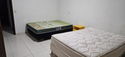 2 colchones en una habitación con 2 camas en Casa Vila da gloria, en São Francisco do Sul