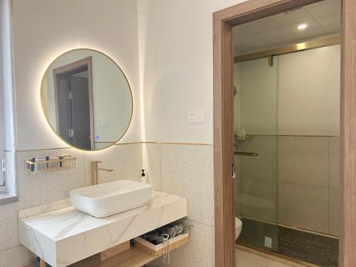 a bathroom with a sink and a mirror at 一抹云海景民宿 in Pingtan