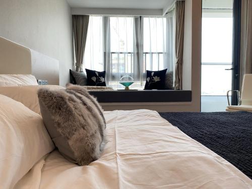 Rho Hotel柔居shenzhen international convention and exhibition centerにあるベッド