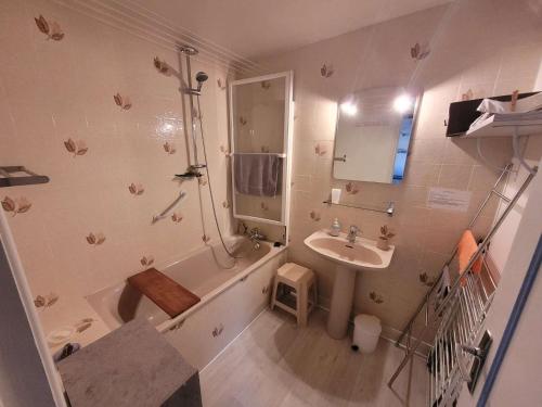 uma casa de banho com um lavatório, uma banheira e um chuveiro em Villa Ambleteuse, 3 pièces, 5 personnes - FR-1-675-35 em Ambleteuse