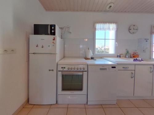 Photo de la galerie de l'établissement Charmant pavillon spacieux avec jardin à 5 min des plages - Animaux admis - FR-1-323-368, à Saint-Jean-de-Monts