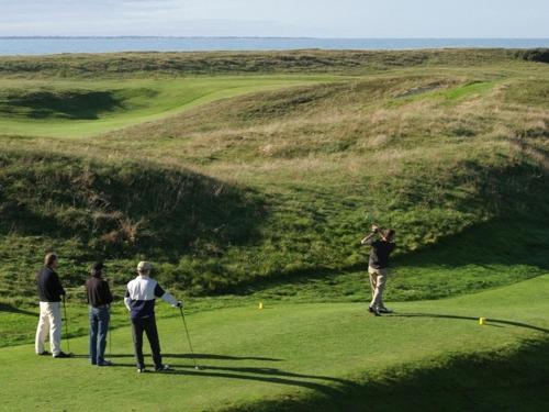 - un groupe de personnes jouant au golf sur un parcours dans l'établissement Studio rénové avec parking et animaux admis à Saint-Jean-de-Monts - FR-1-323-430, à Saint-Jean-de-Monts
