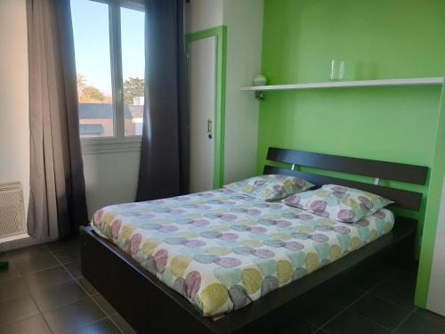 une chambre avec un lit dans une pièce avec une fenêtre dans l'établissement Appartement moderne 2 chambres avec terrasse, proche plage et commerces - FR-1-323-491, à Saint-Jean-de-Monts