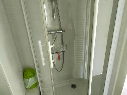 une douche avec une porte vitrée dans une salle de bain dans l'établissement Appartement moderne 2 chambres avec terrasse, proche plage et commerces - FR-1-323-491, à Saint-Jean-de-Monts