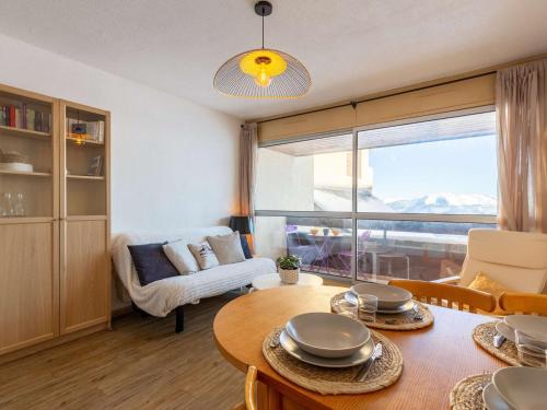 un salon avec une table et un canapé dans l'établissement Studio Panoramique au Pied des Pistes, 5 Pers., St-Lary-Soulan - FR-1-296-492, à Saint-Lary-Soulan