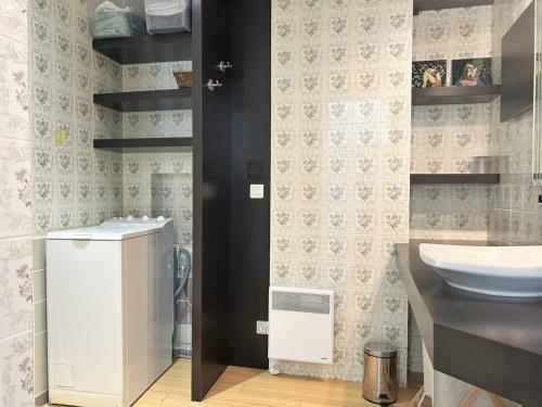 uma casa de banho com um lavatório e um WC. em Appartement Le Lavandou, 2 pièces, 4 personnes - FR-1-251-581 em Le Lavandou