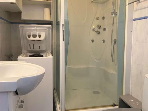 une salle de bain avec douche et lavabo dans l'établissement Beau studio rénové 2 pers, climatisé, proche thermes, Parc Charles de Gaulle, balcon, 2 étoiles - FR-1-553-240, à Balaruc-les-Bains