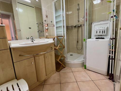 une petite salle de bain avec un lavabo et des toilettes dans l'établissement Appartement Climatisé Proche Plage et Commerces - 2 Pièces, 4 Pers, Parking Privé, Animaux Acceptés - FR-1-226B-177, à Cavalaire-sur-Mer