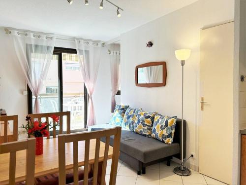 un salon avec un canapé et une table dans l'établissement Appartement climatisé, 4 couchages, centre-ville du Lavandou, proche plage, parking inclus - FR-1-251-580, au Lavandou