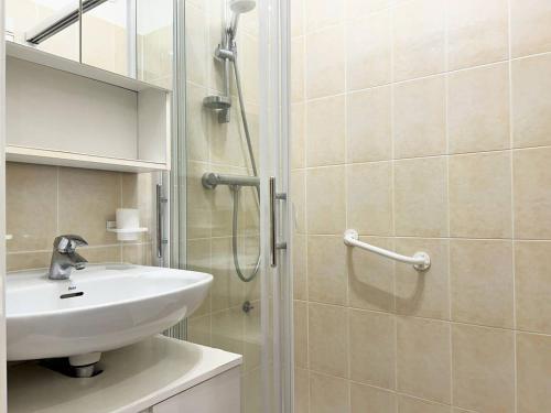une salle de bain avec un lavabo et une douche dans l'établissement Appartement climatisé, 4 couchages, centre-ville du Lavandou, proche plage, parking inclus - FR-1-251-580, au Lavandou