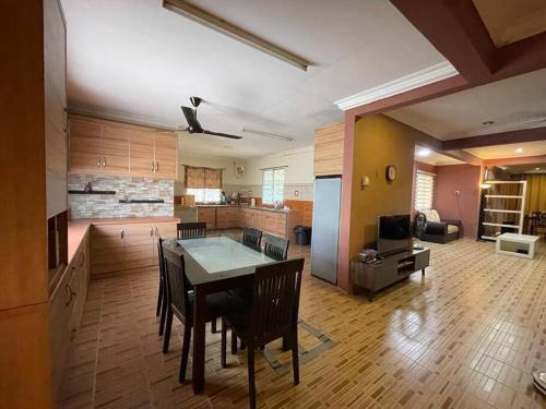 a living room with a table and a kitchen at MP Homestay Lost world of tambun in Kampong Batu Lapan