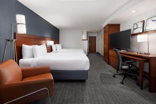 Postel nebo postele na pokoji v ubytování Courtyard By Marriott Las Vegas Stadium Area