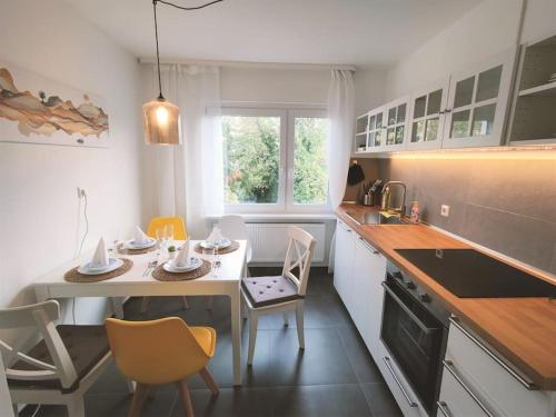 eine Küche mit einem Tisch und Stühlen in der Unterkunft Zwei Zimmer Wohnung Nähe Bahnhof in Karlsruhe