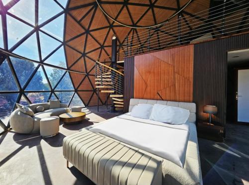 1 dormitorio con cama y ventana grande en Clear Sky Resorts - Bryce Canyon - Unique Stargazing Domes, en Cannonville