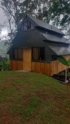 a small house with a tarp on top of it at Finca Makambu in Platanillo