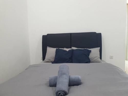 Katil atau katil-katil dalam bilik di Southbay Seaview Condo A16 #10minQueensbay #15minSPICE