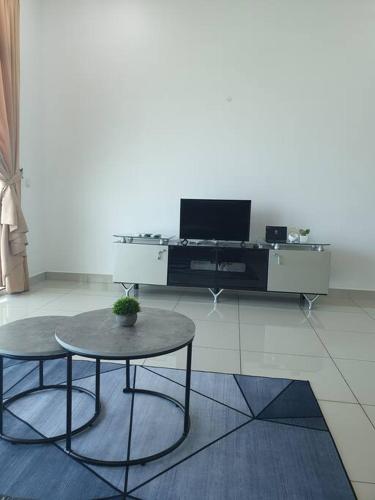 Televisyen dan/atau pusat hiburan di Southbay Seaview Condo A16 #10minQueensbay #15minSPICE