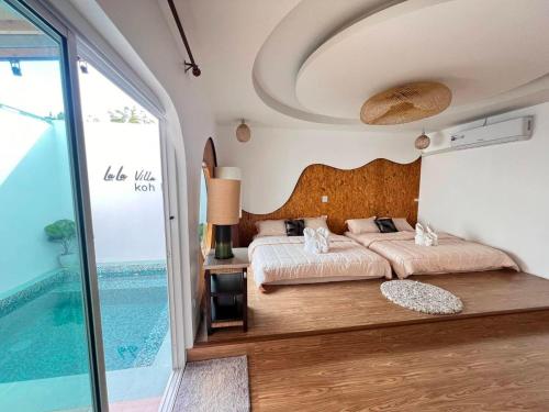 een slaapkamer met een bed en een zwembad bij Lala Villa Koh Larn in Ko Larn