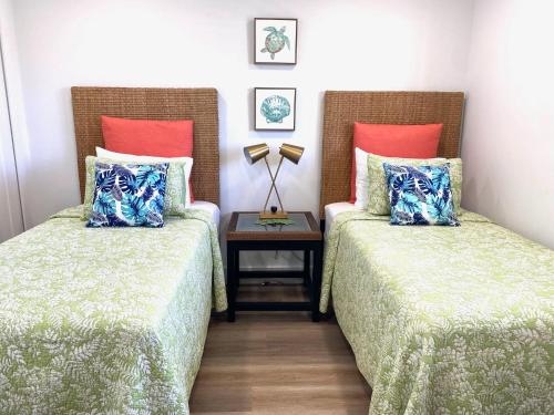 dos camas sentadas una al lado de la otra en una habitación en Casa Bella: Great location for a Beach Vacation, en Fort Myers