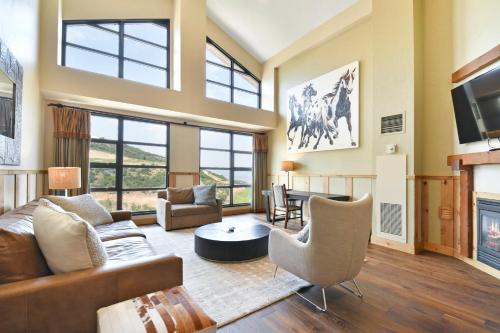 Grand Summit Lodge by Park City - Canyons Villageにあるテレビまたはエンターテインメントセンター