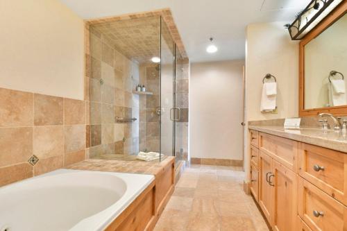 Grand Summit Lodge by Park City - Canyons Villageにあるバスルーム