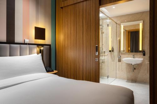 Koupelna v ubytování Ramada Encore by Wyndham Tashkent