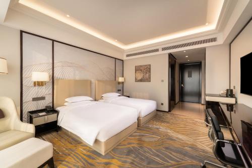 TV a/nebo společenská místnost v ubytování Grand New Century Hotel Binjiang Hangzhou
