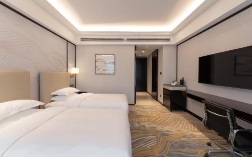 TV a/nebo společenská místnost v ubytování Grand New Century Hotel Binjiang Hangzhou