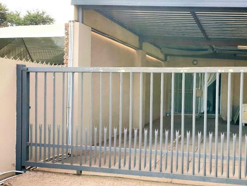 metalowa brama na boku domu w obiekcie Rooibok 4 w Kathu