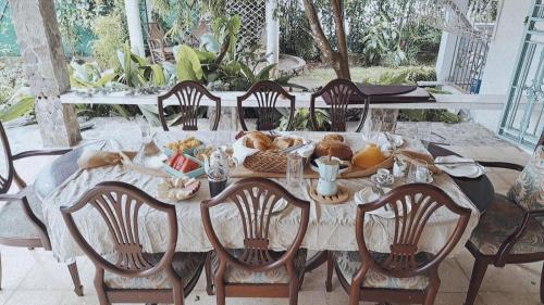 Antón的住宿－La Maison d' Ivonne，一张桌子上放着一大堆食物