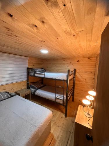 um quarto com 2 beliches num camarote em Cabañas Maco em Ranco