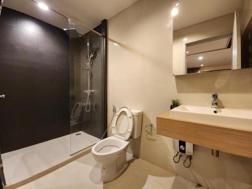 a bathroom with a toilet and a sink and a shower at Relaxing 2 Bedroom in Khaoyai in Ban Huai Sok Noi